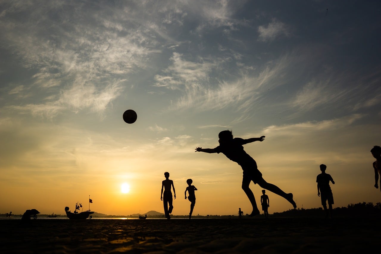 Gra w siatkówkę plażową na piasku